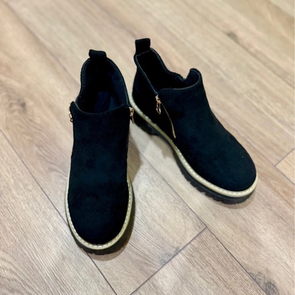 SHEIN Black Heeled Boots with Gold Zipper - Picture 2 of 4